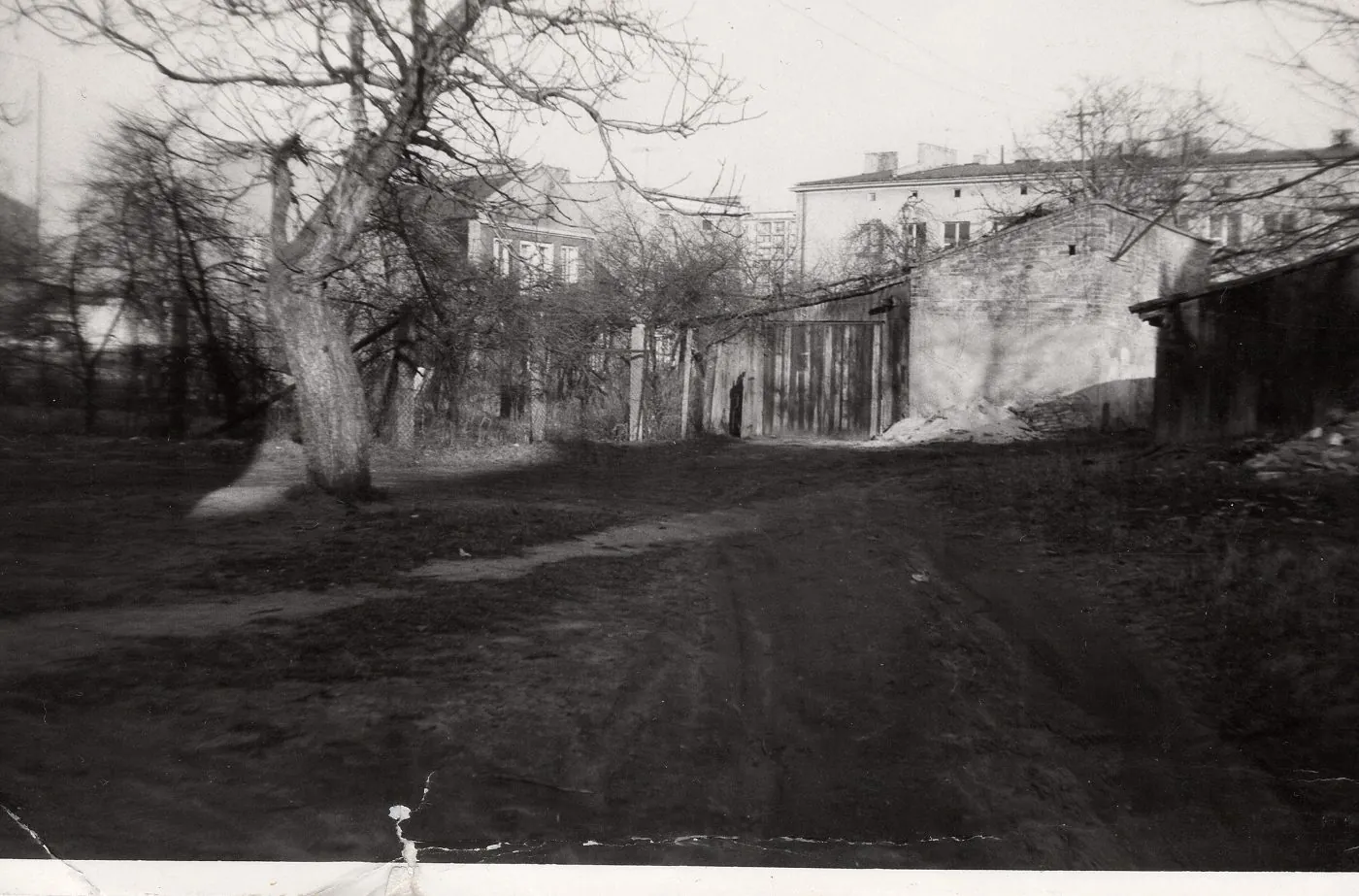 Podwórko i drewniane wrota
