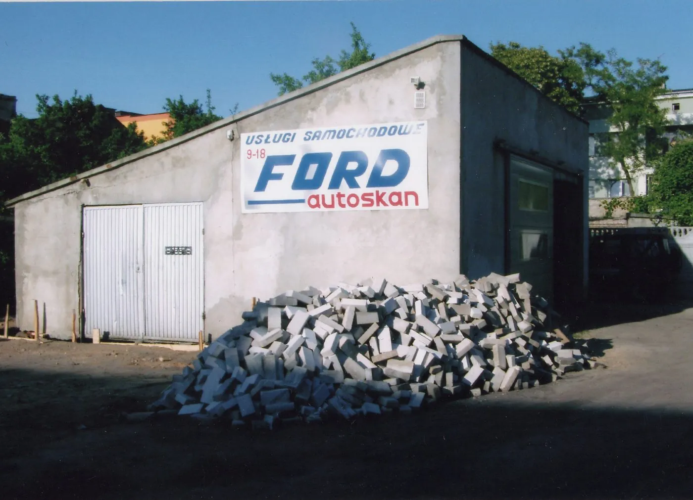 Warsztat z szyldem Usługi Samochodowe Ford autoskan